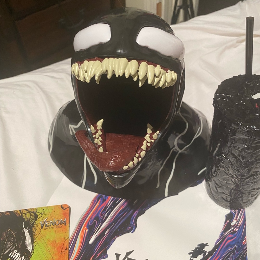 Venom Movie Popcorn Bucket with Cup , Poster and ticket , Regal Exclusive